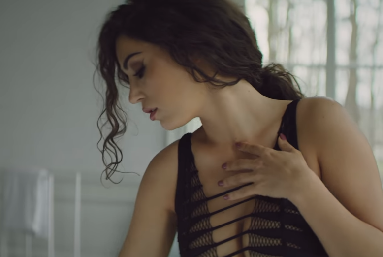 Yolanthe Cabau topless voor FHM500