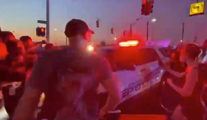 BLM demonstranten belagen politieauto