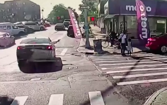 Video: Vader loopt met dochter op straat en wordt doodgeschoten