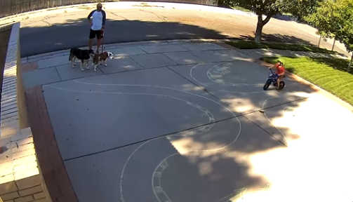 Toffe buurman tovert oprit naar racebaan voor kleine dreumes