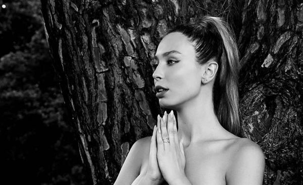 Loiza Lamers topless op kiekje