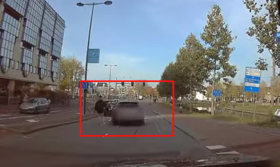 Asociale Audi bestuurder zijn auto gaat er vandoor