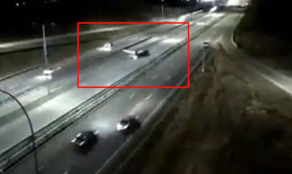 Piloot maakt noodlanding op Amerikaanse snelweg