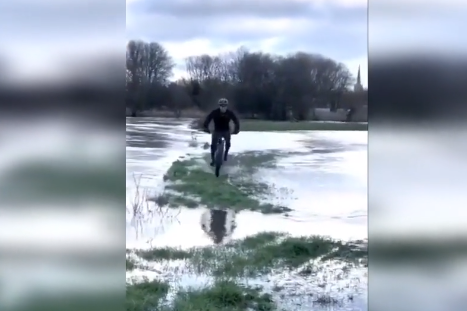 Stoere mountainbiker cross over drassig weiland, wait for it!