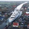 94 meter lang megajacht vaart door Alphen aan den Rijn