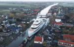 94 meter lang megajacht vaart door Alphen aan den Rijn