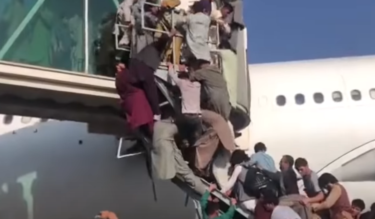 Chaos op luchthaven Kabul, duizenden Afghanen proberen te vertrekken