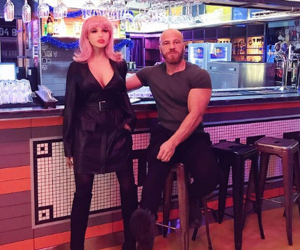 Bizar: Bodybuilder stapt in het huwelijksbootje… met sekspop