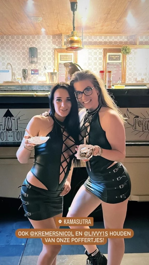 Nicol Kremers brengt Poffertjes aan de man tijdens Kamasutrabeurs in Utrecht